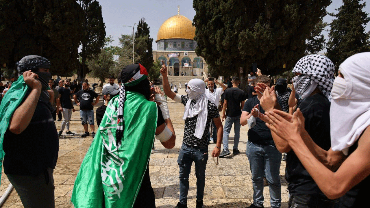 متظاهرون فلسطينيون يرددون هتافات ويرقصون في المسجد الأقصى بالقدس في 10 ايار/مايو 2021