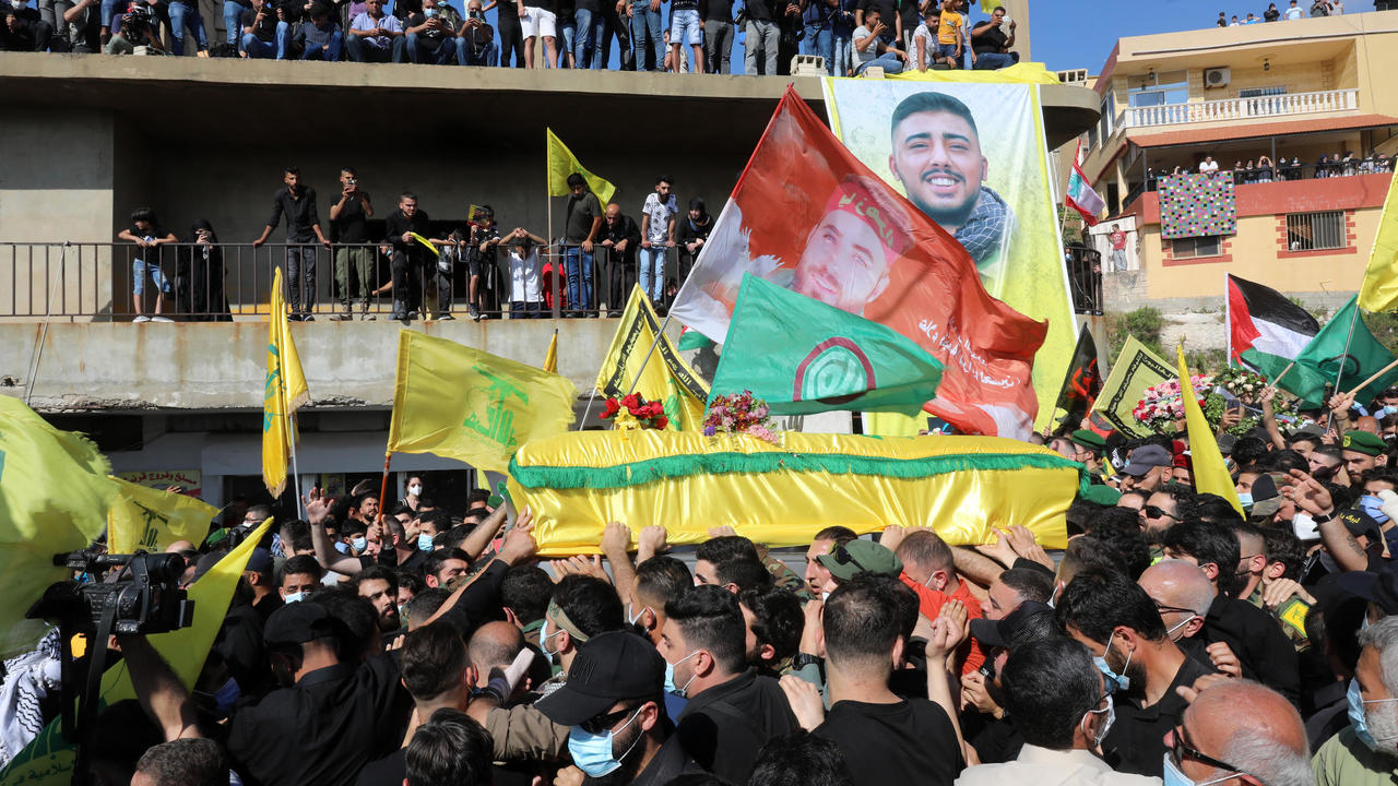 جثمان العنصر في حزب الله محمد طحان خلال تشييعه في بلدته عدلون في جنوب لبنان في 15 ايار/مايو 2021