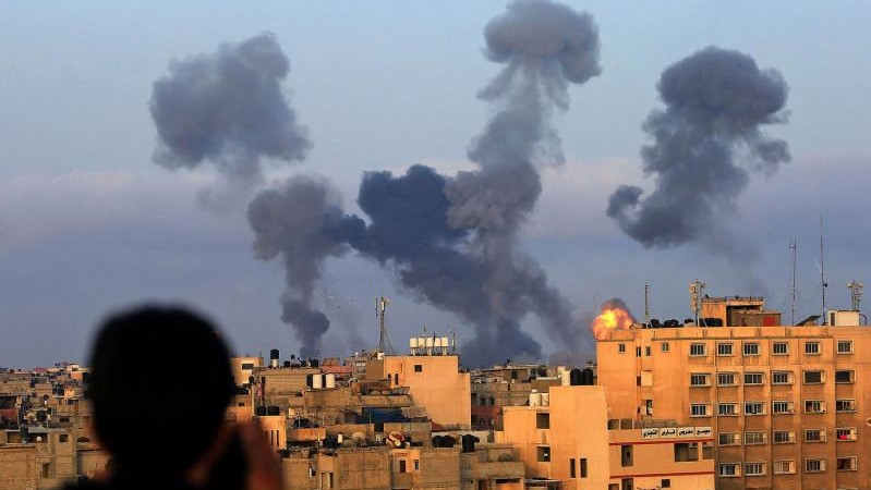 دخان القصف الإسرائيلي على خان يونس في غزة الثلاثاء
