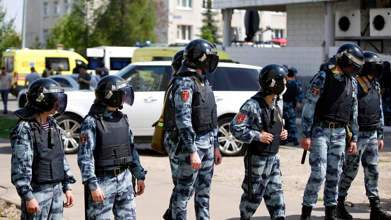 عناصر الأمن في موقع إطلاق نار في المدرسة رقم 175 في قازان، عاصمة جمهورية تتارستان الروسية، في 11 أيار/مايو 2021