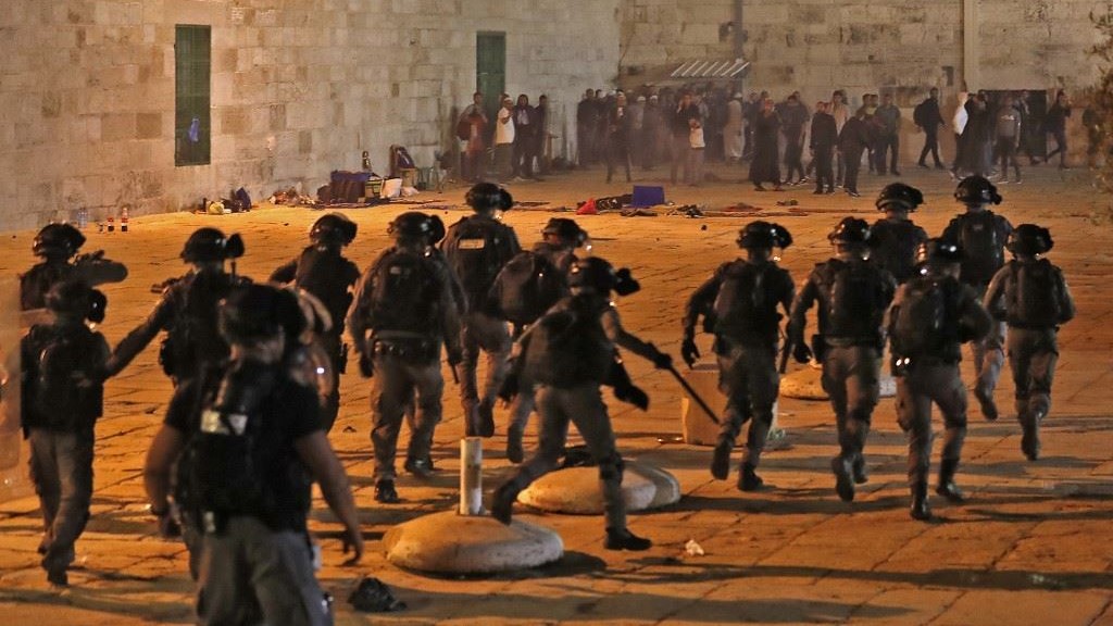 الشرطة الإسرائيلية تهاجم المقدسيين في آخر صدامات في المدينة المقدسة