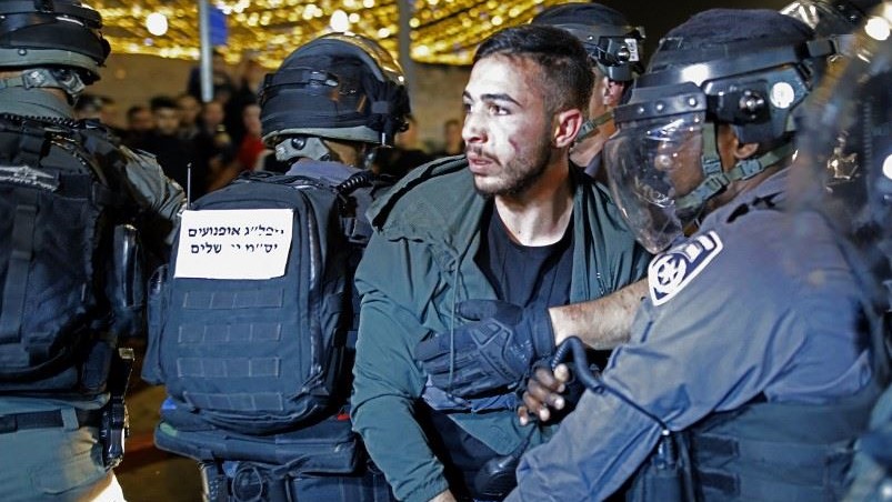 الشرطة الإسرائيلية تعتقل متظاهرًا سلميًا في القدس