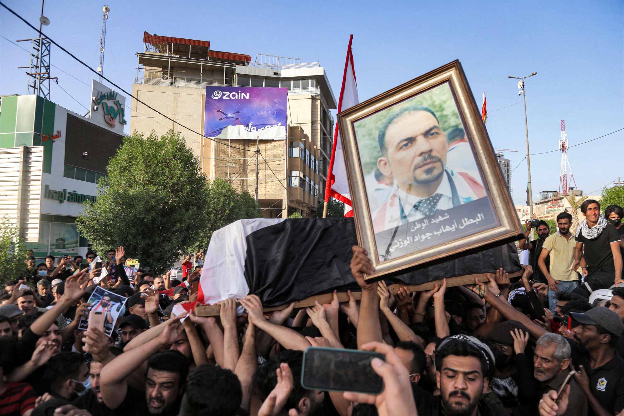 محتجون في كربلاء يشيعيون جثمان الناشط الوزني
