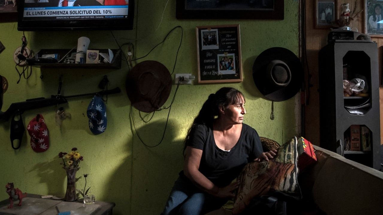 إنغريد لارا تجلس في منزلها في مخيم نويفا إسبيرانزا في بلدة لا بينتانا بسانتياغو في 28 أبريل 2021