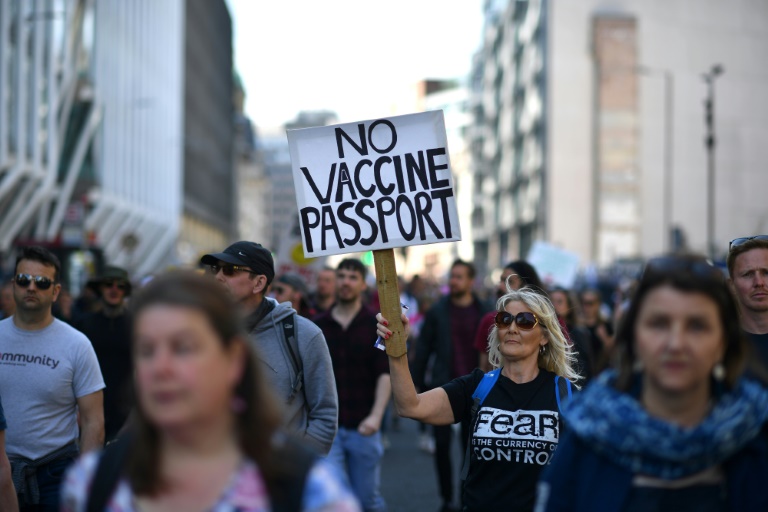 جانب من مظاهرة احتجاجية في هايد بارك ضد جواز سفر اللقاح (أ ف ب)