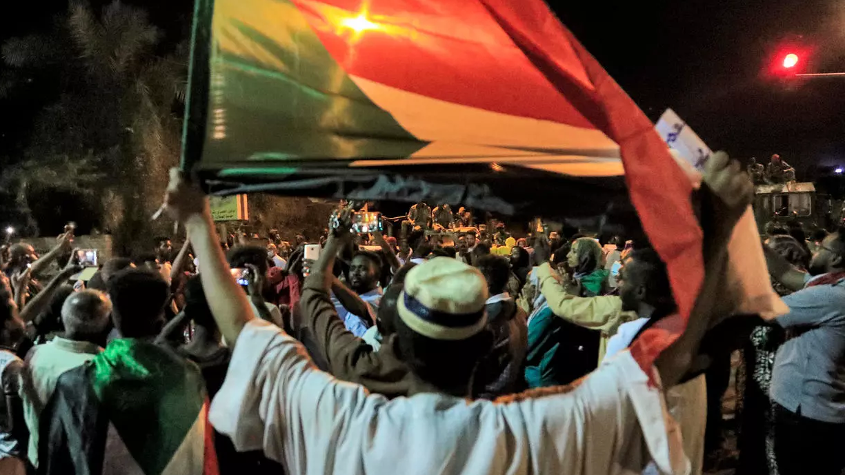 محتجون أمام مقر قيادة الجيش في العاصمة السودانية الخرطوم 