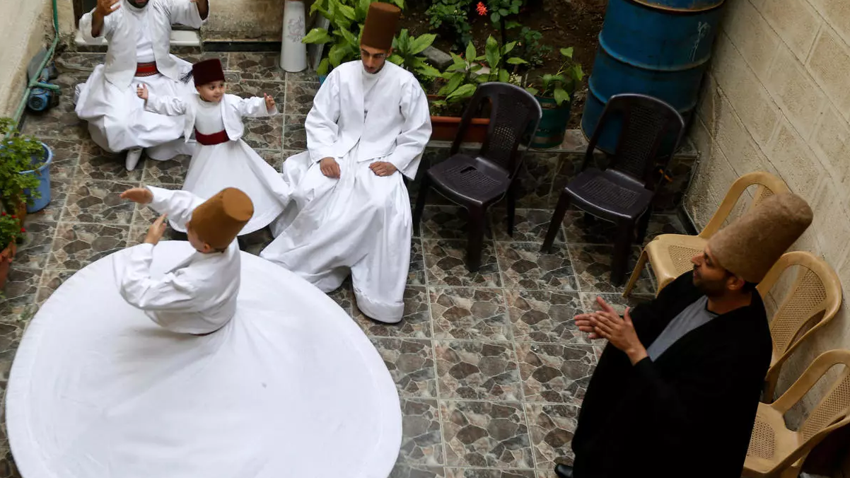 أنس يرقص المولوية محاطا بعائلته