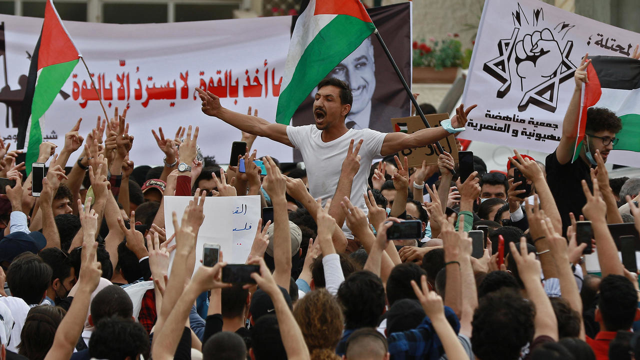 متظاهرون يطلقون شعارات تضامنا مع فلسطينيي القدس قرب السفارة الاسرائيلية في عمان في التاسع من ايار/مايو 2021