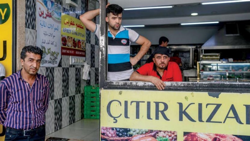 لاجئون يعملون في مطعم سوري في اسطنبول شهد أحدث أعمال عنف ضد السوريين