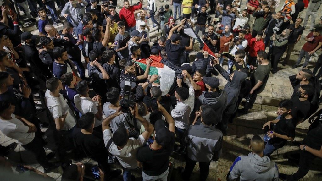 فلسطينيون يتجمعون في باب دمشق في القدس القديمة قبل اتصادم مع الشرطة الإسرائيلية