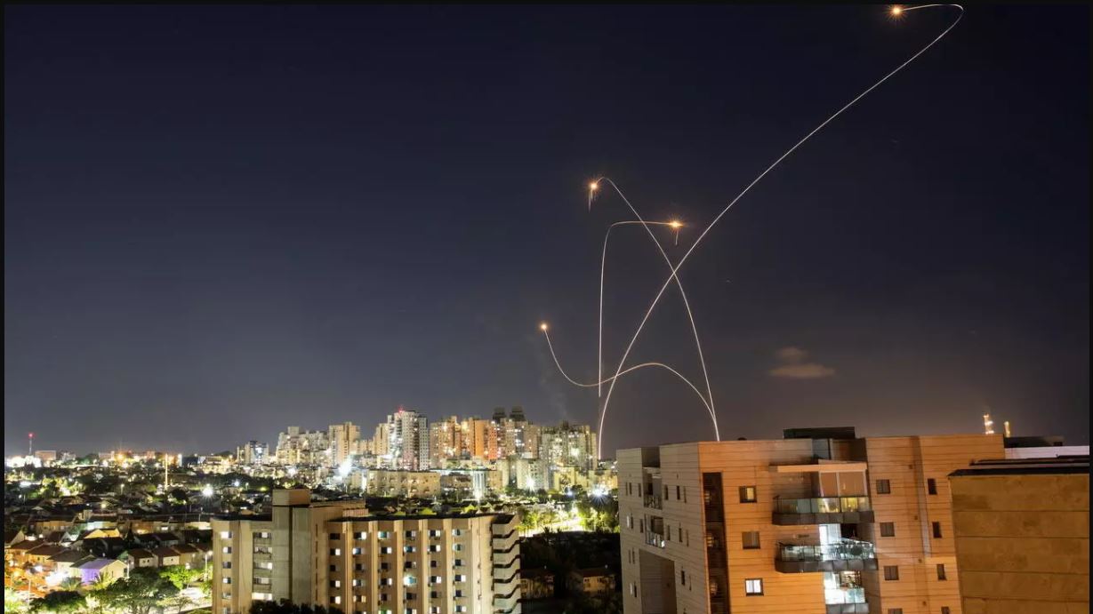 مشهد من القصف الليلي على غزة