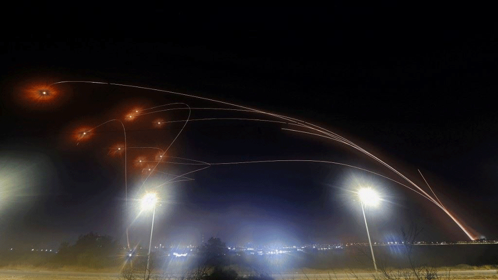 نظام القبة الحديدية للدفاع الجوي الإسرائيلي يعترض صواريخ أطلقت من قطاع غزة