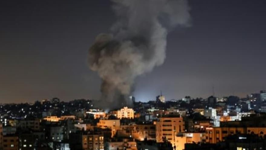 عمود من الدخان بعد ضربة اسرائيلية في قطاع غزة في 15 أيار/مايو 2021