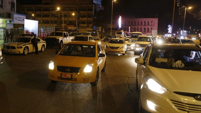 زحام في شوارع بغداد ليل الثلاثاء قبل دقائق من بدء الاغلاق الشامل