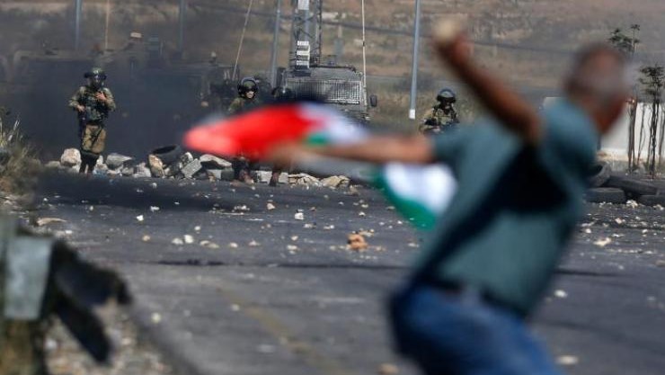 اشتباكات بين متظاهرين فلسطينيين والجيش الإسرائيلي قرب رام الله