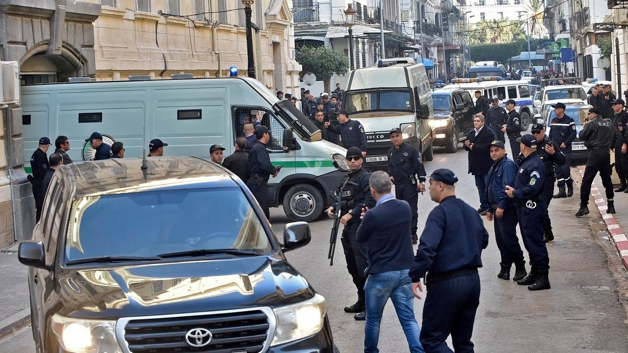قوات الشرطة الجزائرية أمام محكمة سيدي محمد بالعاصمة الجزائر في 2 ديسمبر/كانون الأول 2019