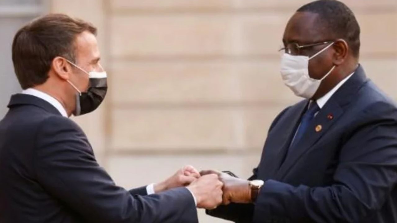  الرئيس الفرنسي إيمانويل ماكرون لدى استقباله نظيره السنغالي ماكي سال في قصر الإليزيه في باريس في 17 أيار/مايو 2021