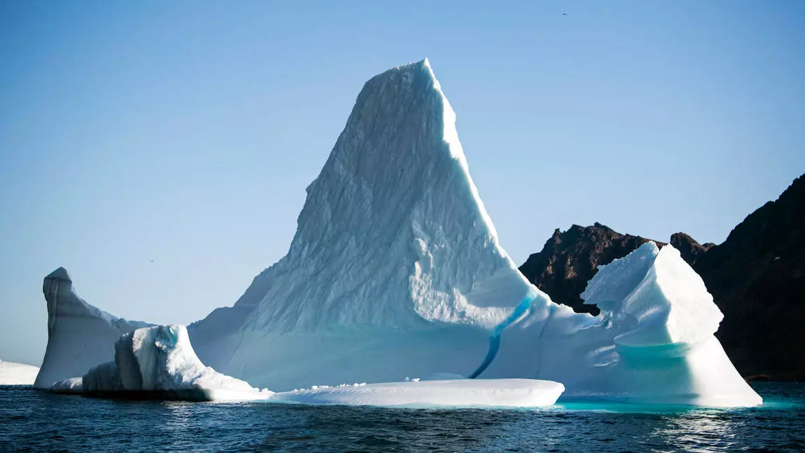 جبل جليد على الساحل الشرقي لغرينلاند 