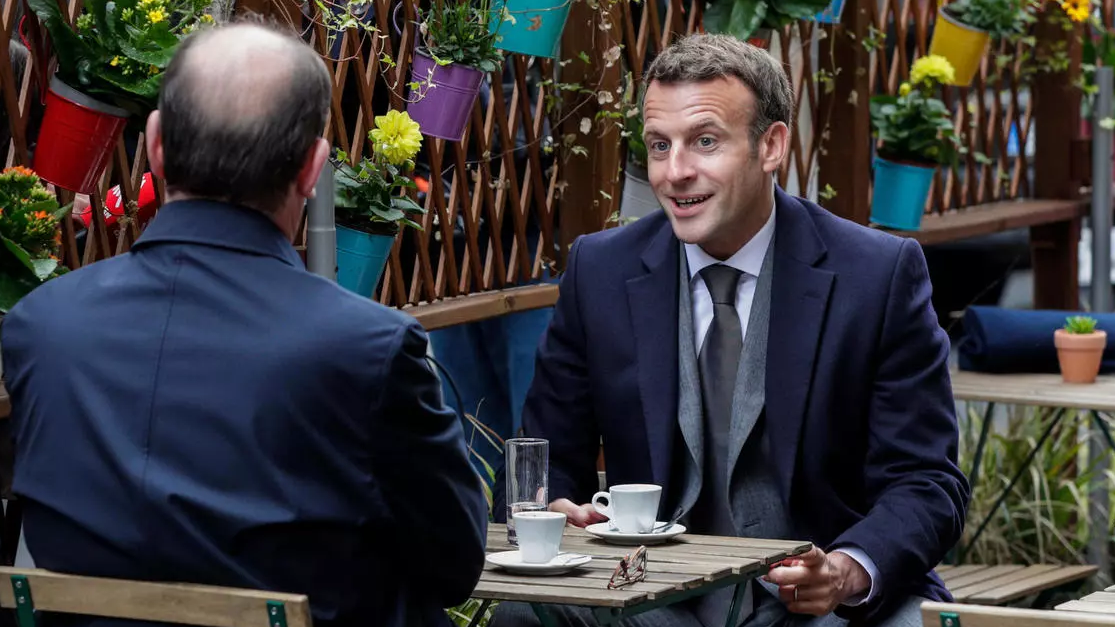 ماكرون يتناول القهوة مع رئيس الوزراء جان كاستيكس في مقهى في باريس