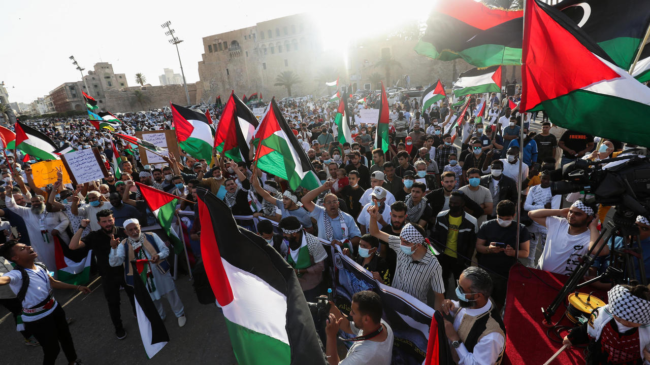 ليبيون يتظاهرون دعما للفلسطينيين في ميدان الشهداء وسط العاصمة طرابلس بتاريخ 21 أيار/مايو 2021 
