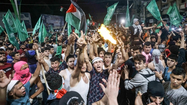 فلسطينيون في قطاع غزة يحتفلون بقرار وقف اطلاق النار بين إسرائيل وحركة حماس والذي تم بوساطة مصرية.