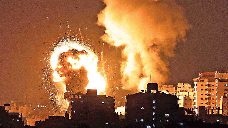 النيران تتصاعد من أحد المواقع التي قصفها الإسرائيليون في غزة