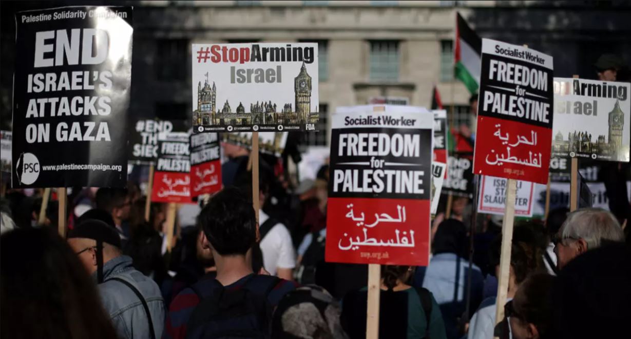 خلال تظاهرة مؤيدة للفلسطينيين في العاصمة البريطانية لندن