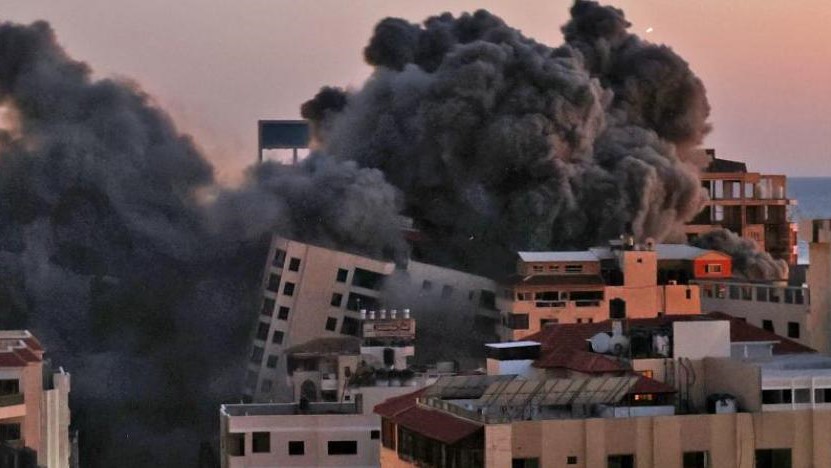 الدخان يتصاعد من غارة جوية إسرائيلية على مجمع في مدينة غزة