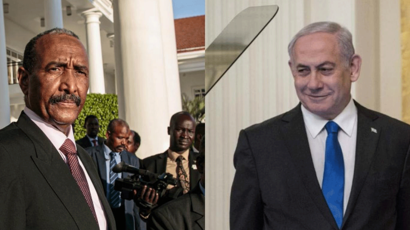  رئيس الحكومة الإسرائيلية بنيامين نتنياهو ورئيس المجلس السيادي السوداني عبد الفتاح البرهان أثناء لقائهما بأوغندا