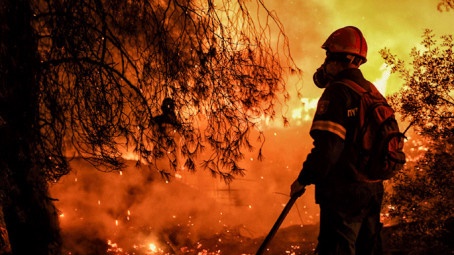 رجل إطفاء يعمل على إخماد جانب من الحريق