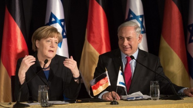 صورة من الأرشيف لرئيس وزراء إسرائيل بنيامين نتنياهو والمستشارة الألمانية أنغيلا ميركل