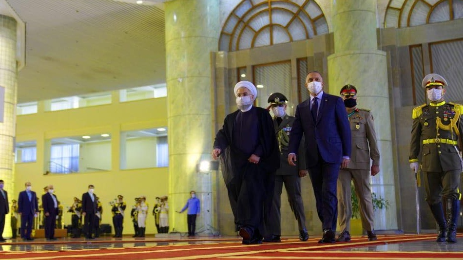 الكاظمي مع روحاني خلال زيارة سابقة الى طهران