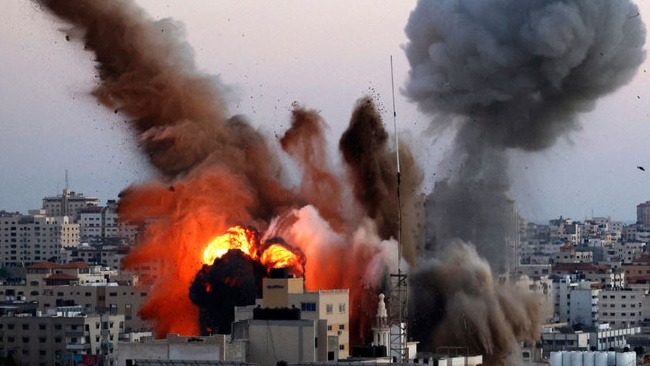 القصف الاسرائيلي لأحد الأبراج في غزة