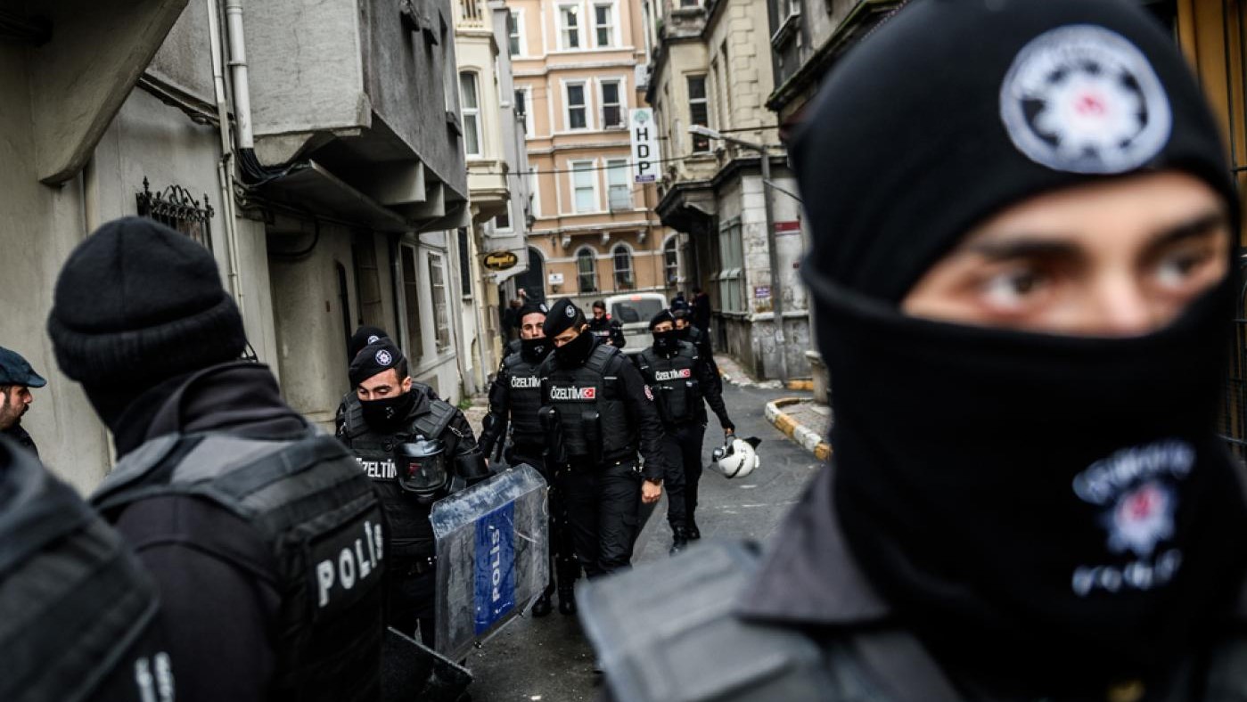 الشرطة التركية في إحدى المداهمات بعد انقلاب 2016 الفاشل