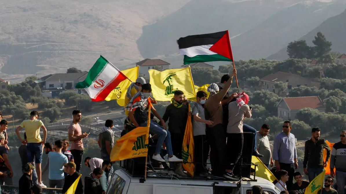 مناصرون لحزب الله يرفعون أعلام الحزب وفلسطين وإيران أثناء تظاهرة مناهضة لإسرائيل في بلدة الخيام في جنوب لبنان