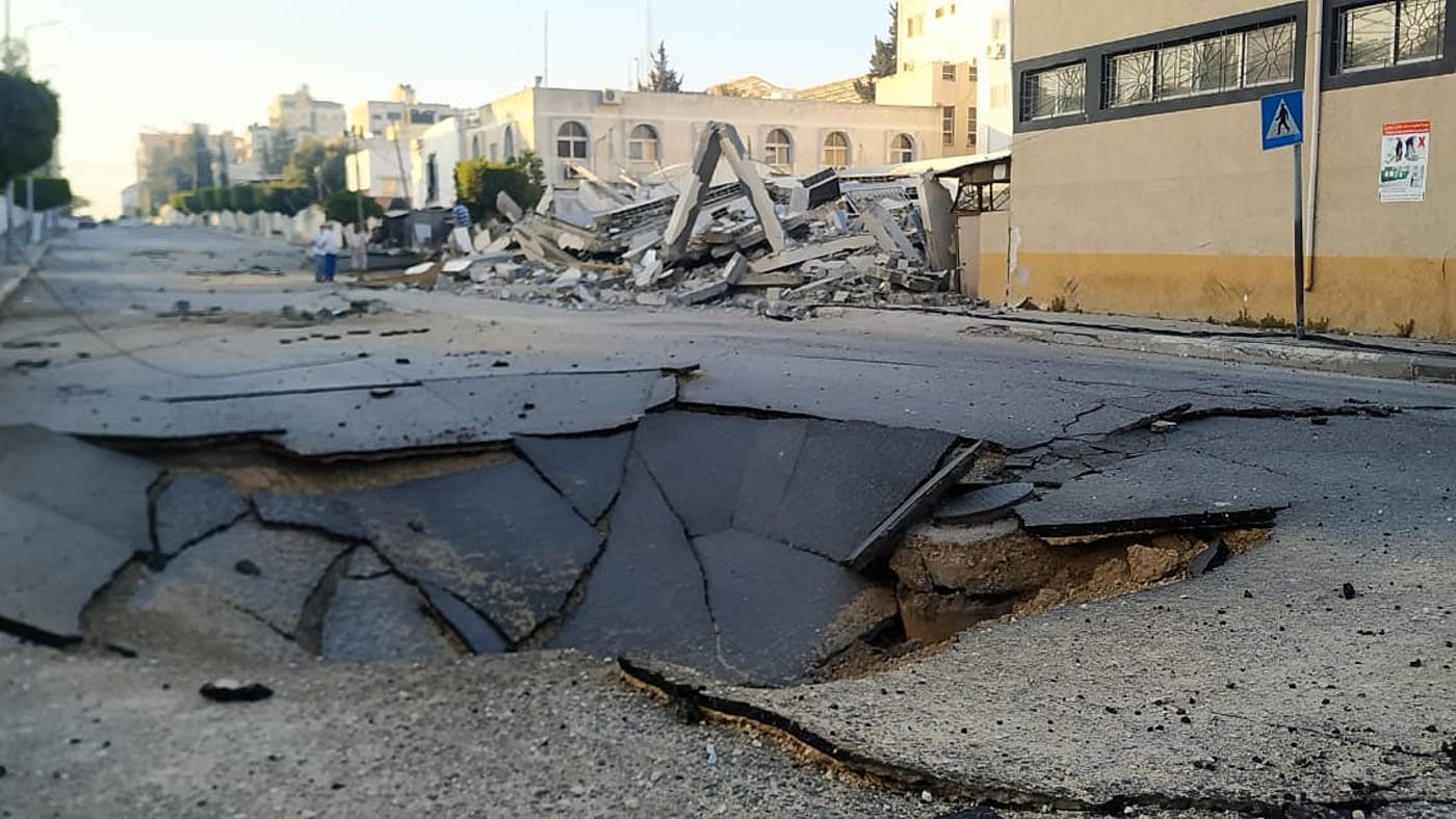 حفرة خلفها القصف الإسرائيلي في أحد شوارع غزة الأحد