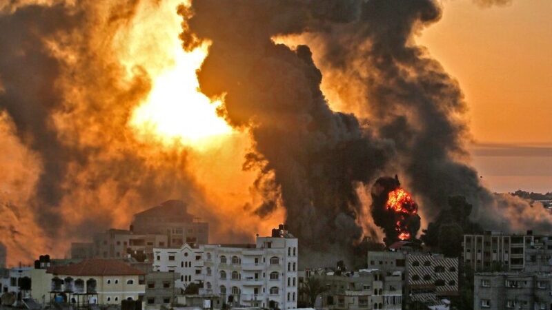 اندلاع حريق مع شروق الشمس في خان يونس عقب غارة جوية إسرائيلية على جنوب قطاع غزة. 12 مايو.
