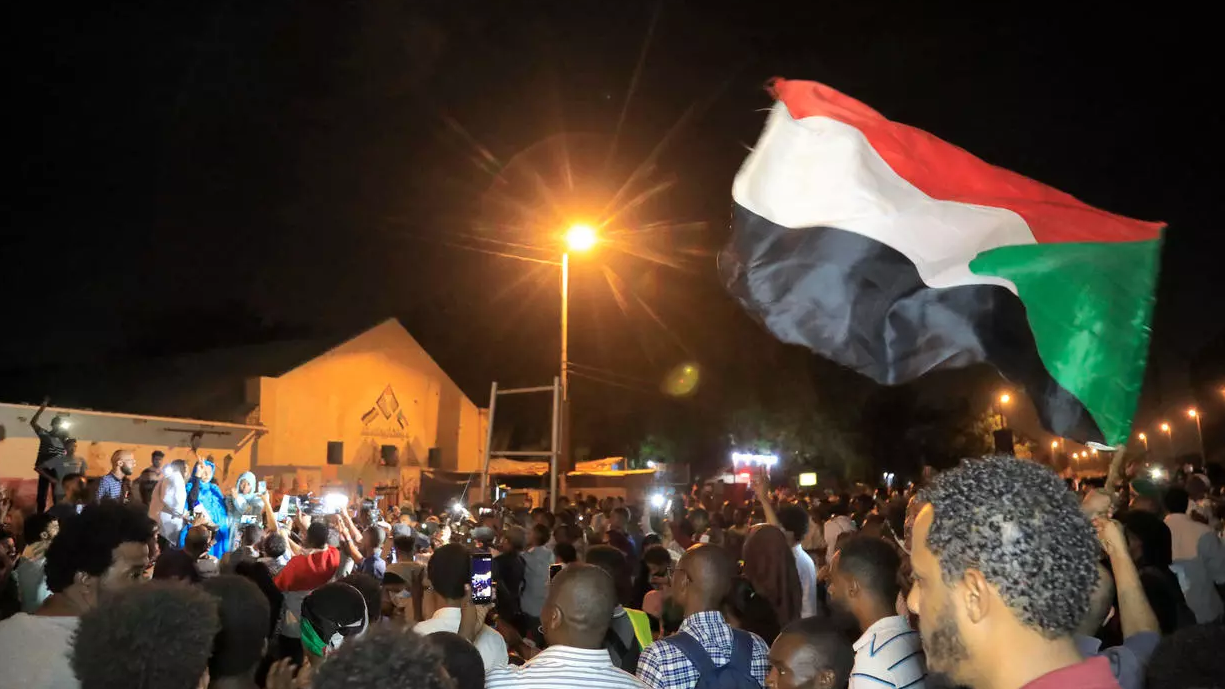 متظاهرون يحتشدون أمام مقر الجيش في الخرطوم في 11 مايو الحالي