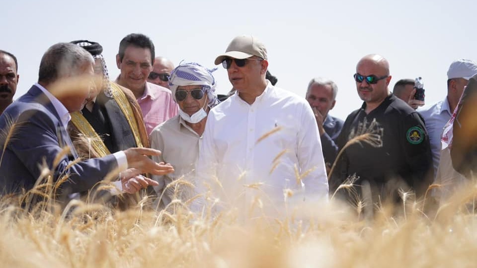 الكاظمي يتابع عمليات حصاد مزارع الحنطة بمحافظة واسط الجنوبية