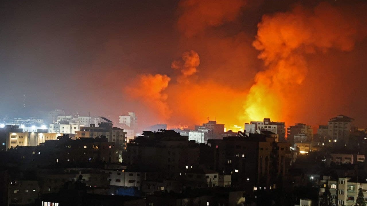 صورة نشرها ناشطون للقصف على غزة ليل السبت - الأحد