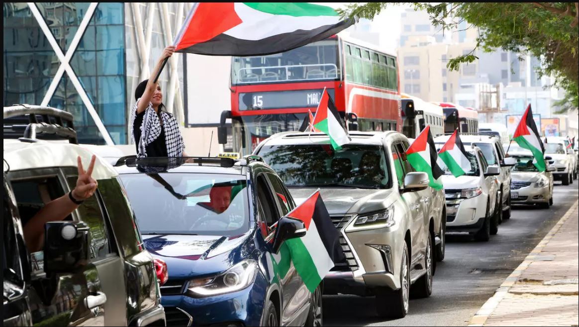 كويتيون يلوّحون بالعلم الفلسطيني خلاتل مسيرة للتضامن مع الفلسطينيين في العاصمة في 15 مايو 2021