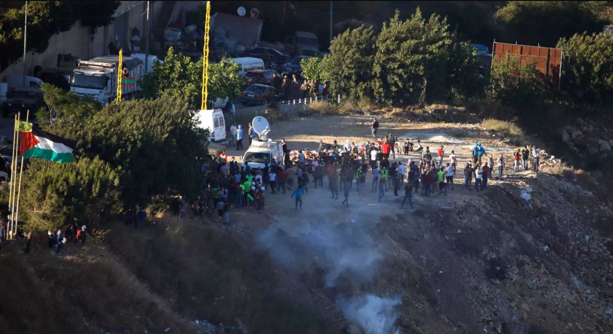 إصابة متظاهرين في جنوب لبنان بسبب قنابل دخانية ألقتها إسرائيل