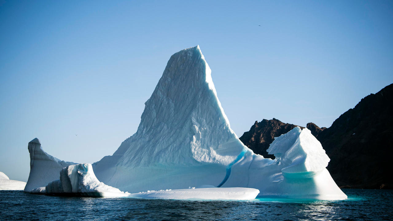 صورة مؤرخة في آب/أغسطس 2019 تظهر جبل جليد على الساحل الشرقي لغرينلاند قرب جزيرة كولوسوك