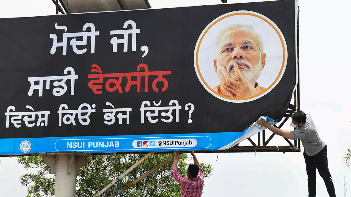 نشطاء في الهند يعلقون لافتة كتب عليها 