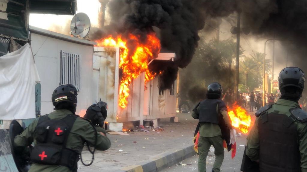 حريق بكرافانت قوات مكافحة الشغب في ساحة التحرير وسط بغداد