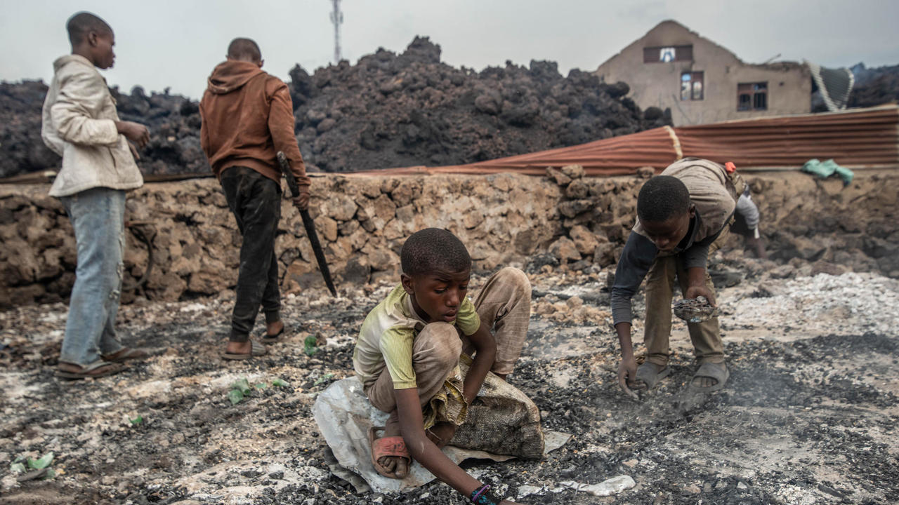 أطفال يلتقطون الحمم البركانية بالقرب من مدينة غوما في 23 أيار/مايو 2021