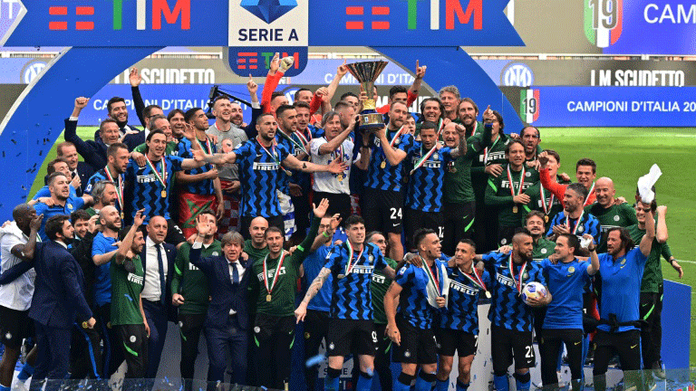لاعبو ميلان يحتفلون بكأس الدوري الإيطالي لكرة القدم في 23 أيار/مايو 2021.