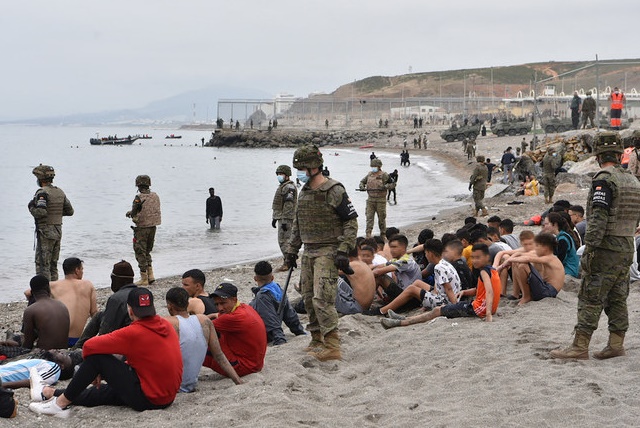 الشرطة الاسبانية تحيط بالمهاجرين عند جيب سبتة