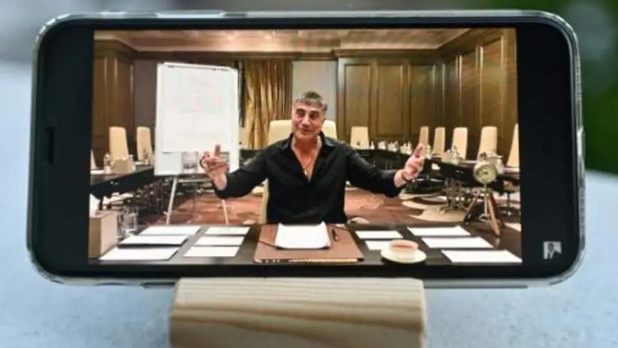 صورة لتسجيل فيديو يعرض على هاتف نقال للزعيم المافيوي سدات بكر