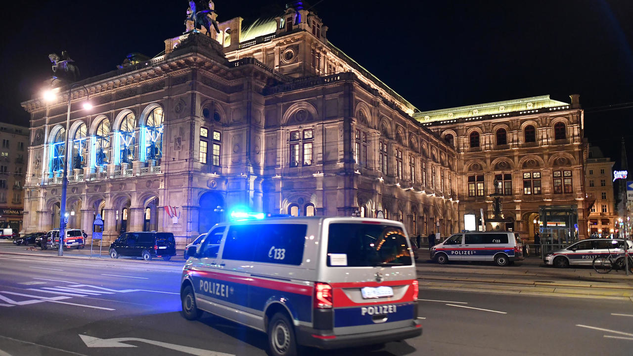 سيارات شرطة أمام دار الأوبرا حيث وقع هجوم دامي نفذه متطرف إسلامي في فيينا، في 2 تشرين الثاني/نوفمبر 2020